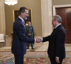 Don Felipe recibe el saludo del presidente del Real Madrid C.F., Florentino Pérez