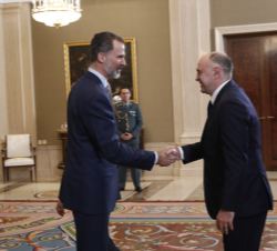 Don Felipe recibe el saludo del entrenador del Real Madrid C.F., Pablo Laso