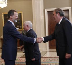 Su Majestad el Rey recibe el saludo del director de la sección de Baloncesto del Real Madrid C.F., Juan Carlos Suárez