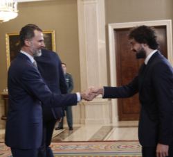 Don Felipe recibe el saludo del jugador de baloncesto del Real Madrid C.F., Sergio Llull