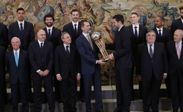 Don Felipe y el capitán del Real Madrid, Felipe Reyes, con el trofeo del vencedor de la Copa de Su Majestad el Rey de Baloncesto