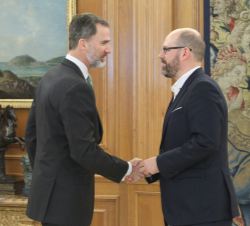 Su Majestad el Rey recibe el saludo del alcalde de Santiago de Compostela, Martiño Noriega Sánchez