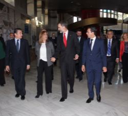Don Felipe, acompañado por la presidenta de la Junta de Andalucía, el delegado del Gobierno en Andalucía y el alcalde de Granada, a su llegada al Pala