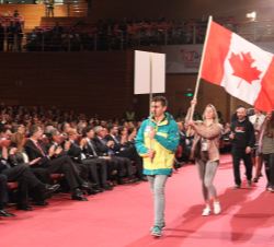 Su Majestad el Rey presencia el desfile de los abanderados