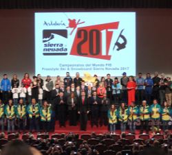 Su Majestad el Rey junto a una representación de deportistas participantes, colectivos de voluntarios, comité organizador y autoridades