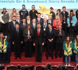 Su Majestad el Rey junto a una representación de deportistas participantes, colectivos de voluntarios, comité organizador y autoridades