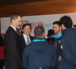 Don Felipe conversas con los miembros del equipo español