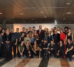 Su Majestad el Rey, con los artistas que ofrecieron el espectáculo de música y danza de la gala inaugural
