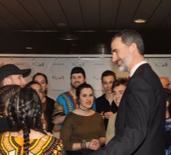 Don Felipe conversa con los artistas que ofrecieron el espectáculo de música y danza de la gala inaugural