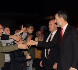 Su Majestad el Rey saluda a los ciudadanos que le esperaban al finalizar la ceremonia inaugural de Sierra Nevada 2017