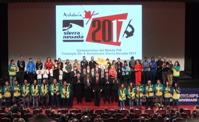 Su Majestad el Rey junto a una representación de deportistas participantes, colectivos de voluntarios, comité organizador y autoridades