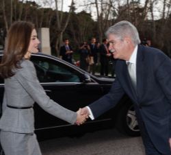 Su Majestad la Reina es recibida por el ministro de Asuntos Exteriores y de Cooperación, Alfonso Dastis