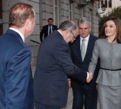 Doña Letizia recibe el saludo del secretario de Estado de Cooperación Internacional y para Iberoamérica, Fernando García Casas