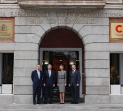 Doña Letizia, con el ministro de Asuntos Exteriores y de Cooperación, el secretario de Estado de Cooperación Internacional y para Iberoamérica y el di