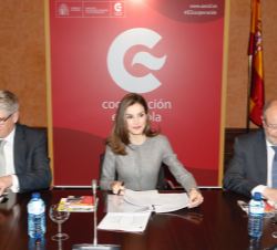 Su Majestad la Reina, durante la reunión, junto al ministro de Asuntos Exteriores y de Cooperación y el secretario de Estado de Cooperación Internacio
