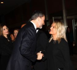 Sus Majestades los Reyes, a su llegada y tras saludar a las autoridades asistentes, reciben el saludo de la presidenta de la Fundación Víctimas del Te