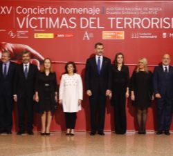 Don Felipe y Doña Letizia junto a las autoridades asistentes al XV Concieto Homenaje a las Víctimas del Terrorismo