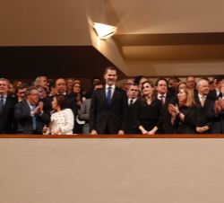Sus Majestades los Reyes ocupan su lugar en el Anfiteatro aplaudidos por el público asistente al Concierto