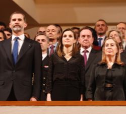 Sus Majestades los Reyes durante el minuto de silencio en memoria de las víctimas del terrorismo
