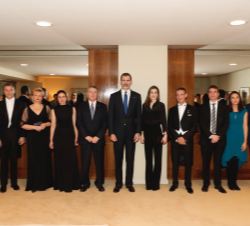 Don Felipe y Doña Letizia junto a representantes de la orquesta sinfónica y coro de Radio Televisión Española y solistas 