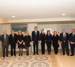 Sus Majestades los Reyes junto a los vocales del Patronato de la Fundación Víctimas del Terrorismo