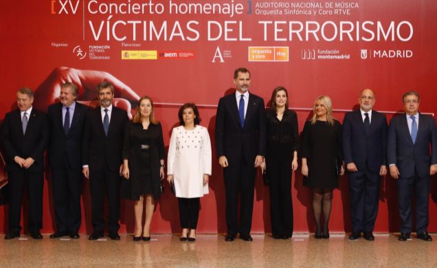 Don Felipe y Doña Letizia junto a las autoridades asistentes al XV Concieto Homenaje a las Víctimas del Terrorismo