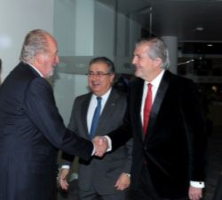 Don Juan Carlos recibe el saludo del ministro de Educación, Cultura y Deporte, Íñigo Méndez de Vigo