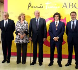 Fotografía de grupo junto al premiado en la IX edición del Premio Taurino, José Antonio Morante, "Morante de la Puebla"