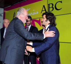 Don Juan Carlos recibe el saludo del premiado, José Antonio Morante, "Morante de la Puebla"