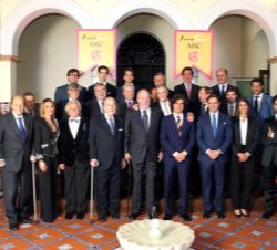 Fotografía de grupo con representantes del mundo del toreo