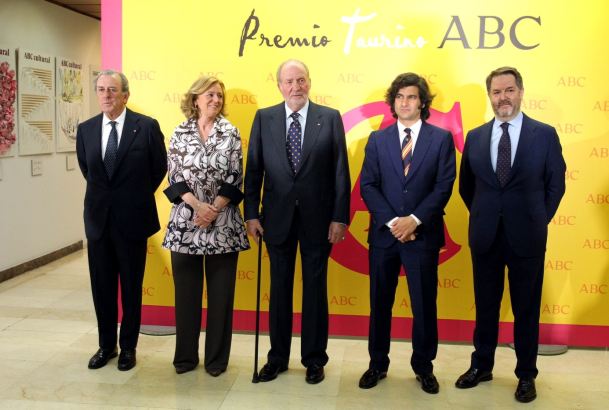 Fotografía de grupo junto al premiado en la IX edición del Premio Taurino, José Antonio Morante, "Morante de la Puebla"