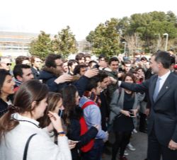 Su Majestad el Rey saluda a varios estudiantes a su llegada a Escuela Técnica Superior de Ingenieros de Caminos, Canales y Puertos