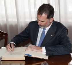 Su Majestad el Rey firma en el libro de Honor de la Escuela Técnica Superior de Ingenieros de Caminos, Canales y Puertos