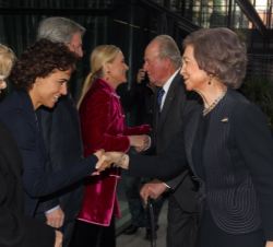 Don Juan Carlos y Doña Sofía, a su llegada, son recibidos por la presidenta de la Comunidad de Madrid, el ministro de Educación, Cultura y Deporte, la