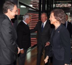 Sus Majestades los Reyes Don Juan Carlos y Doña Sofía conversan a su llegada con los expresidentes del Gobierno Felipe González y José Luis Rodríguez 