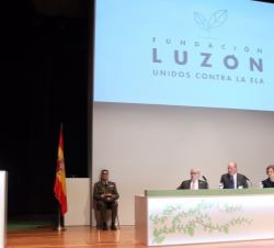 Vista del escenario durante la intervención de la esposa de Francisco Luzón, María José Arregui
