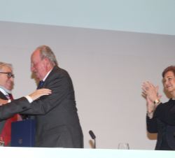 Don Juan Carlos y Doña Sofía felicitan a Francisco Luzón tras recibir la Gran Cruz de Alfonso X el Sabio