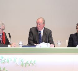 Don Juan Carlos, durante sus palabras, junto a Doña Sofía y Francisco Luzón