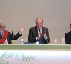 Don Juan Carlos y Doña Sofía aplauden a Francisco Luzón