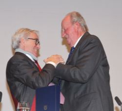 Don Juan Carlos felicita a Francisco Luzón