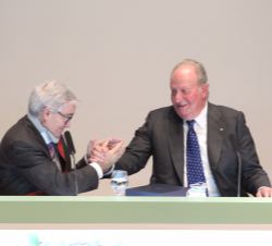 Don Juan Carlos felicita a Francisco Luzón