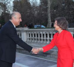 Su Majestad la Reina Doña Sofía recibe el saludo del secretario de Estado de Cultura, Fernando Benzo, a su llegada a la Casa de Vacas
