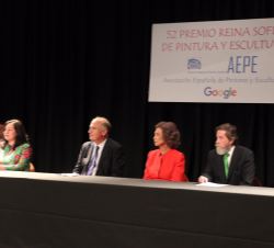 Su Majestad la Reina Doña Sofía en la mesa presidencial momentos antes de la entrega del premio
