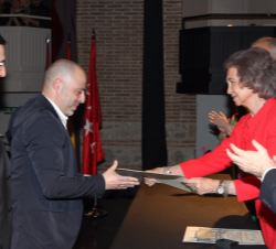 Su Majestad la Reina Doña Sofía, hace entrega del premio a los artistas Juan Coderch Parés y Javier Malavia Tabares, por la obra "Hamlet"