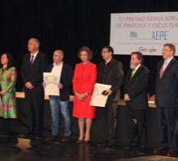 Fotografía de grupo junto a los artistas premiados