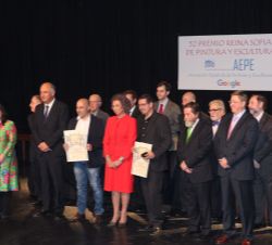 Fotografía de grupo junto a los integrantes de la mesa presidencial, jurado y artistas premiados