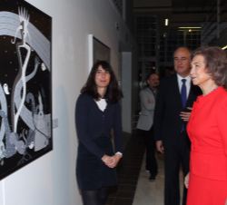 Su Majestad la Reina Doña Sofía durante su visita por la exposición