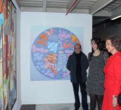 Doña Sofía durante su recorrido por la exposición de las diferentes obras