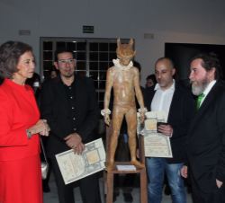 Doña Sofía y los ganadores del 52 Premio Reina Sofía de Pintura y Escultura, junto a la obra premiada