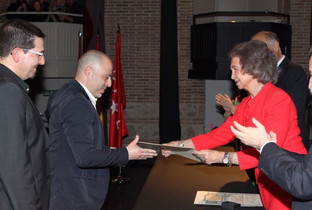 Su Majestad la Reina Doña Sofía, hace entrega del premio a los artistas Juan Coderch Parés y Javier Malavia Tabares, por la obra "Hamlet"